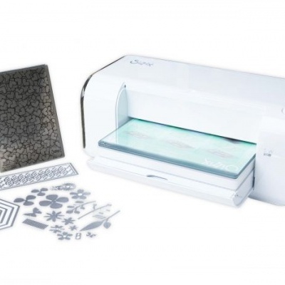 Impressora de corte branca com folhas de cortantes ao lado