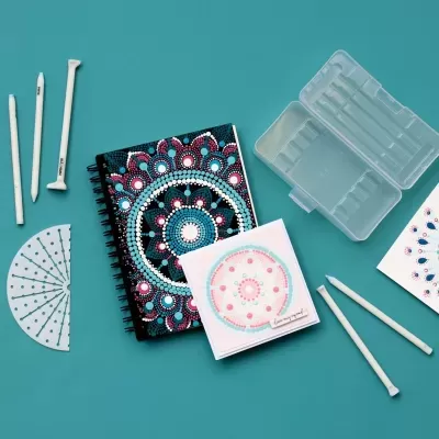 Conjunto de materiais de pontilhismo com caderno espiralado, lápis, bastões de pastel e caixa plástica.