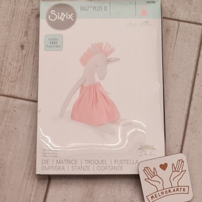 Caixa de fustela Sizzix BIGZ PLUS Q com boneca e etiqueta MELHORARTE