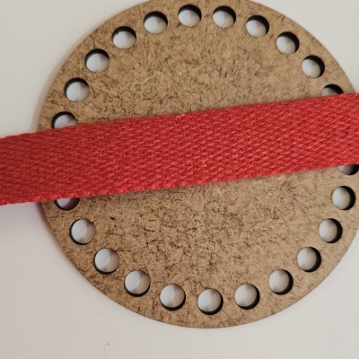 Base circular de cortiça com furos e fita vermelha
