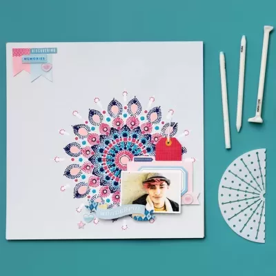 Quadro branco com mandala azul e rosa, fotografias e texto, tacos brancos e disco de marcações