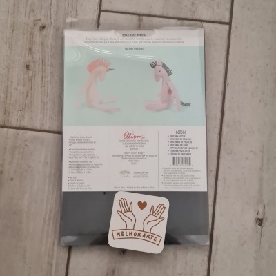 Pacote com padrão para animais de pelúcia com desenhos de dois cavalos em rosa e cinza