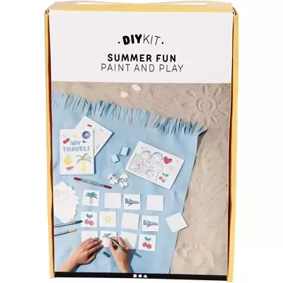 Kit DIY Summer Fun para pintar, com peças para colorir e pincéis sobre manta azul e areia.