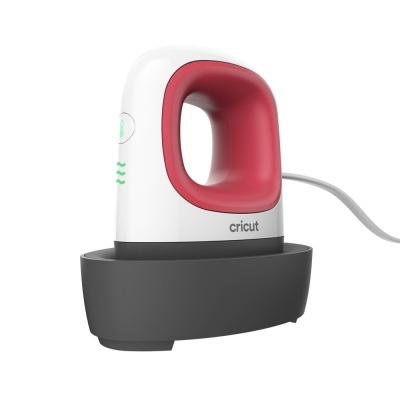 Ferro de engomar Cricut branco e vermelho numa base preta