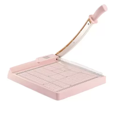 Guillotine de papel rosa com superfície de corte quadrada e gradeada e alavanca