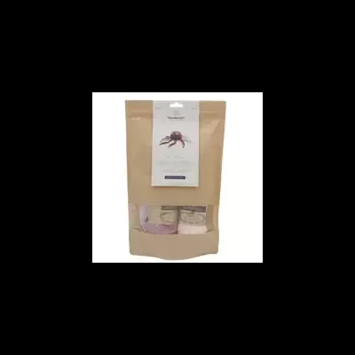 Embalagem de papel castanho com etiqueta branca e três frascos visíveis