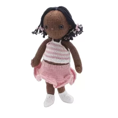 Boneca de tricô com roupa cor-de-rosa e branca sobre fundo branco