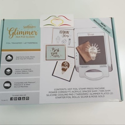 Caixa do sistema Spellbinders Glimmer Hot Foil para foil e letterpress com textos e imagens dos acessórios