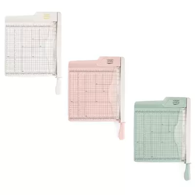 Três guilhotinas de papel Vaessen Creative em branco, rosa e verde com marcações métricas e tamanhos A4, A5, A6.