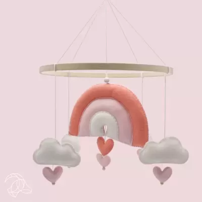 Móbile infantil arco-íris com nuvens e corações em tecido rosa e branco