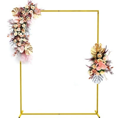 Estrutura retangular dourada com arranjos florais artificiais em tons de rosa e dourado