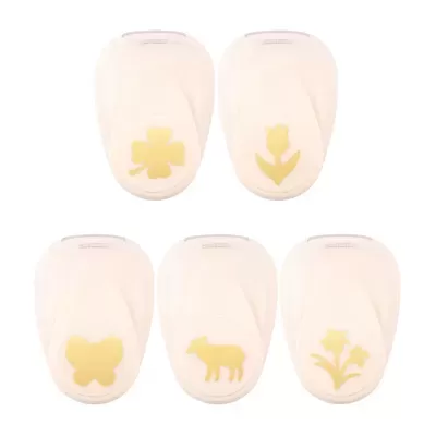 Furadores de papel bege com formas douradas decorativas