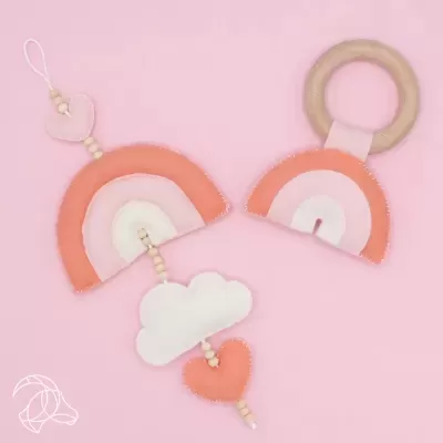 Objetos para bebé em tecido e madeira com arco-íris, coração e nuvem