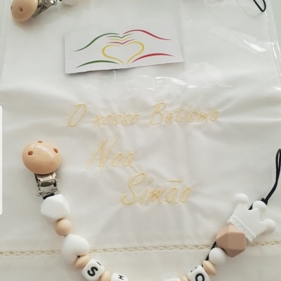 Fechos de chupeta personalizados com contas de silicone e madeira e pano bordado para batismo