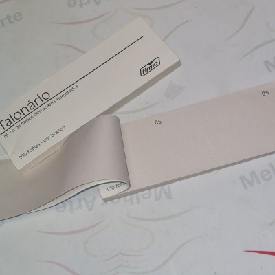 Talonário branco com texto e folhas numeradas sobre superfície com padrão.