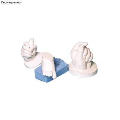Moldes de gesso de duas mãos e um pé com suporte azul.