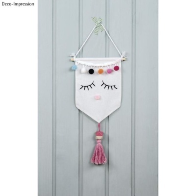 Pendente decorativo de parede em tecido branco com franjas coloridas e franjas rosa