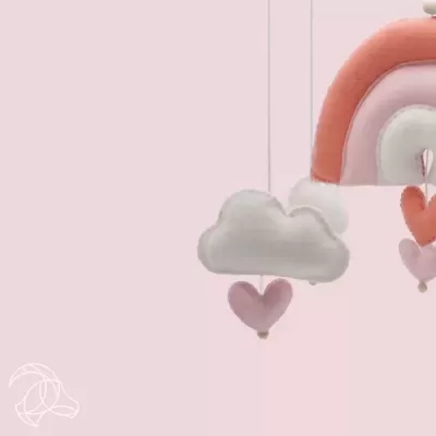 Móvel suspenso com arco-íris, nuvem e corações em tons pastéis