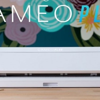 Cortador eletrônico branco CAMEO PLUS com fundo floral colorido