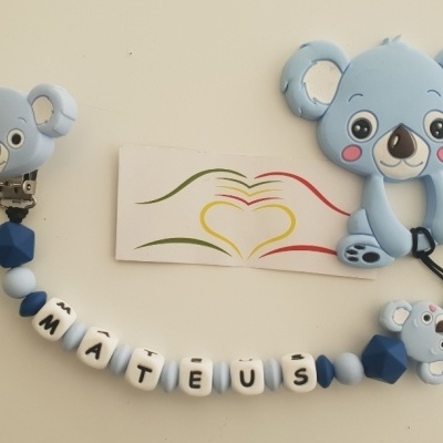 Prendedor de chupeta azul com letras MATEUS e figuras de koala