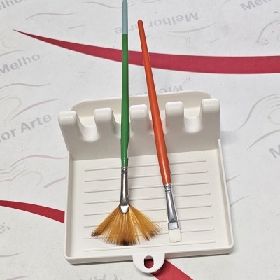 Pincéis de pintura em suporte branco sobre superfície com texto Melhor Arte