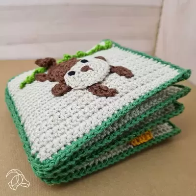 Livro ou brinquedo em croché com urso na capa
