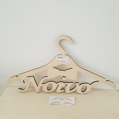 Cabide de madeira clara com a palavra 'Noivo' integrada