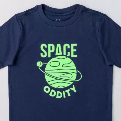 T-shirt azul escuro com estampado verde ângulo e texto 'SPACE ODDITY'