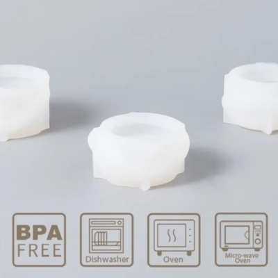 Três anéis brancos de silicone com ícones de características do produto