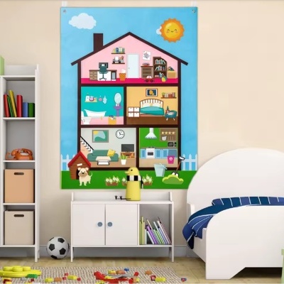 Painel decorativo infantil com ilustração de casa colorida numa parede de quarto com móveis e brinquedos