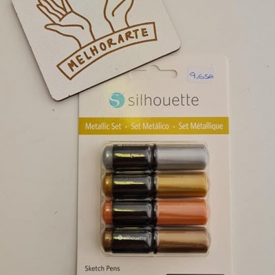 Conjunto de canetas metálicas Silhouette e quadrado branco com desenho de mãos e texto MELHORARTE