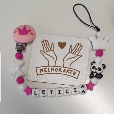 Prendedor de chupeta com contas coloridas e nome LETICIA sobre cartão MELHORARTE