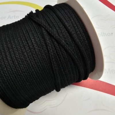 Rolo de cordão preto em carretel branco