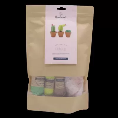 Pacote de novelos de lã com etiqueta de cactos em embalagem de papel castanho