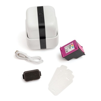 Conjunto de produtos eletrónicos com caixa branca, cabo USB, cartucho de tinta, esponja preta e peças plásticas transparentes