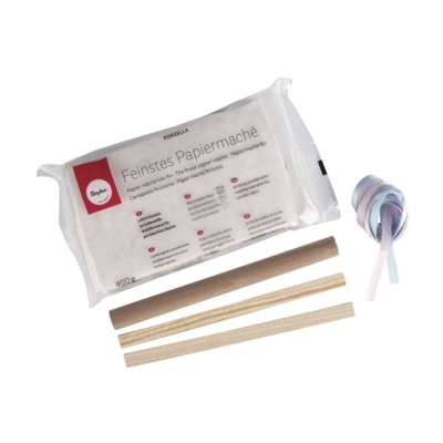 Kit de papel machê com saco branco de texto e varas de madeira claras junto a peça roxa e azul