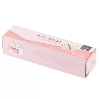 Caixa rosa de kit para tecer bijuterias com contas com textos impressos.