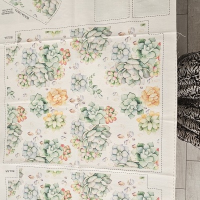 tecido branco com estampa floral colorida e tecido preto com padrão geométrico branco