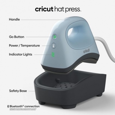 Ferro de passar portátil azul claro com base preta, botões e luzes indicadoras, marca Cricut