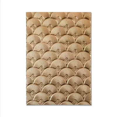 Painel decorativo dourado com padrão de leques em relevo