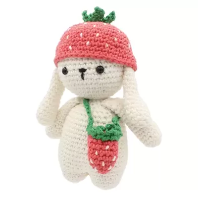 Boneco de crochet coelho branco com chapéu e bolsa de morango