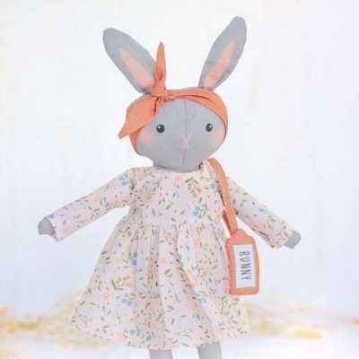 Boneca de peluche coelho vestido floral com lenço laranja e etiqueta 'BUNNY'