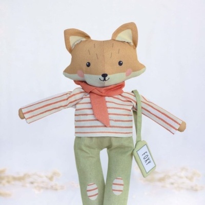 Boneco de raposa de tecido vestido com camisola riscada e calças verdes