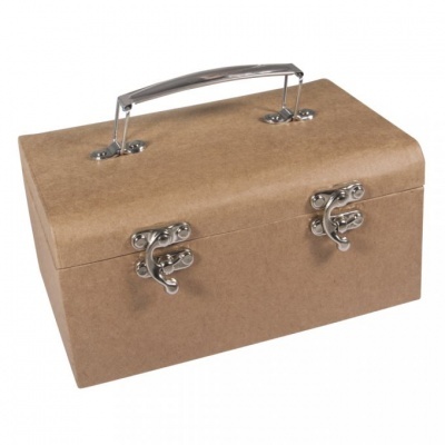 Mala retangular bege claro com fechaduras metálicas e pega prateada