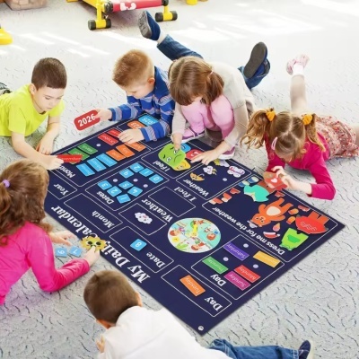 Tapete de jogo educativo colorido com calendário e relógio no chão com crianças a brincar
