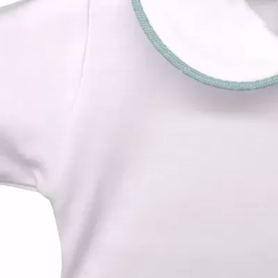 Camisola branca com gola redonda azul claro e mangas curtas