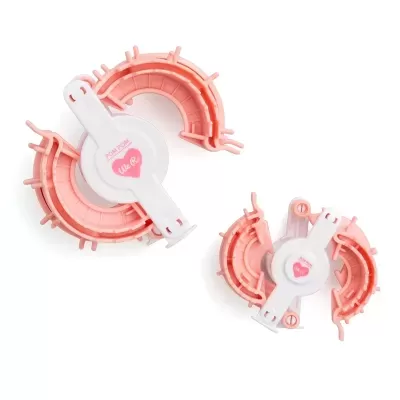 Dois moldes circulares brancos e rosa para massa com texto PAO DE QUEIJO VIKA