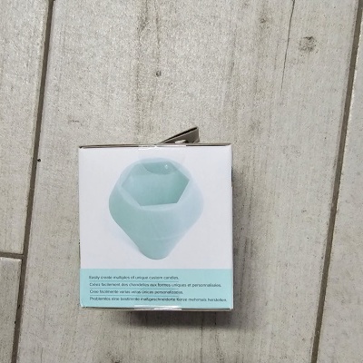 Caixa branca com container hexagonal azul claro e texto azul no canto inferior