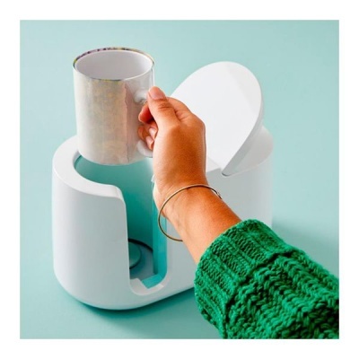 Dispensador branco de cápsulas de café e caneca marmoreada em fundo azul