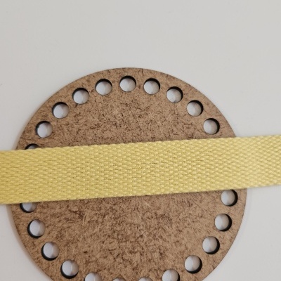 Disco redondo em MDF com furos e fita amarela texturada